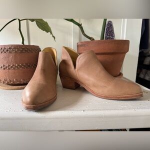 Nisolo Mia Everyday Ankle Booties - Almond 9.5